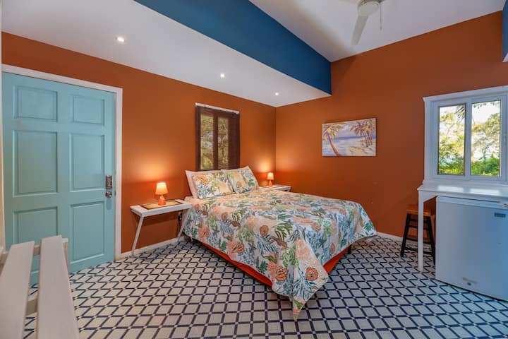 This room has been recently refurbished and is fully ensuite with toilet, shower, bath and toileteries. Also available in the room is a Coffee maker,Kitchenette, Hairdryer,Free Wifi and AC. Iron and ironing board available upon request.
