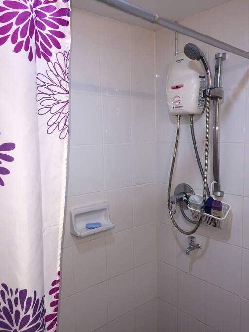 Shower bath with hot water heater