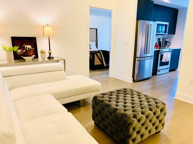 Luxury Lakefront Oasis – Stunning Views | 9 Guests gallery image 4