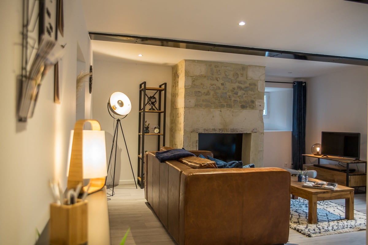 Თბილი და მანათობელი მისაღები ოთახი კომფორტული გასაშლელი დივნით 