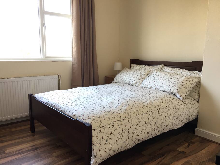 Comfy bed with an excellent quality mattress and a feather and down quilt. Clean towels provided