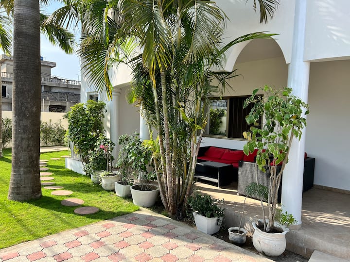 Villa XXL-Swimmpool, Big Garden-150m to the beach