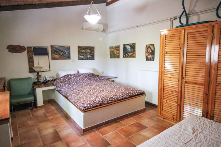 Chumba cha kulala cha kwanza na kitanda cha watu wawili na kidogo