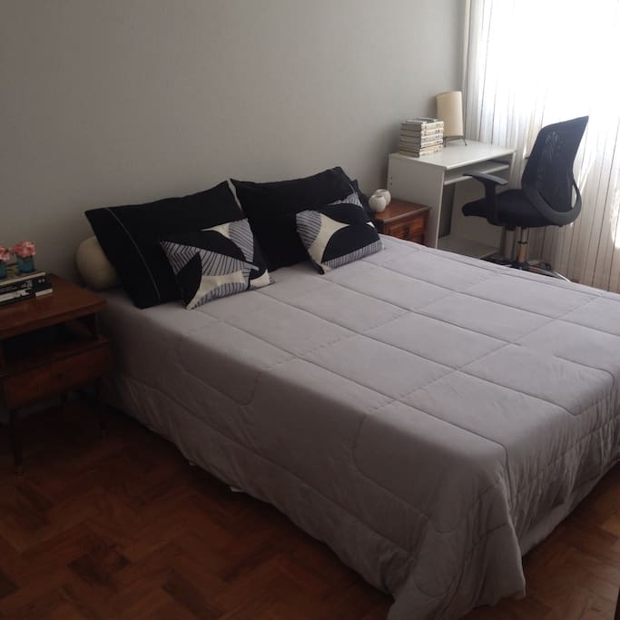 la chambre avec son lit double