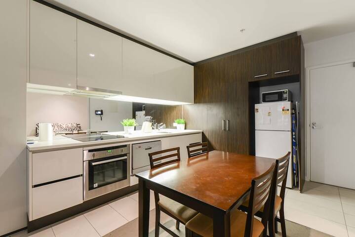 Sanitised*CBD 2 bedroom 5 beds + carpark $10 a day gallery image 5