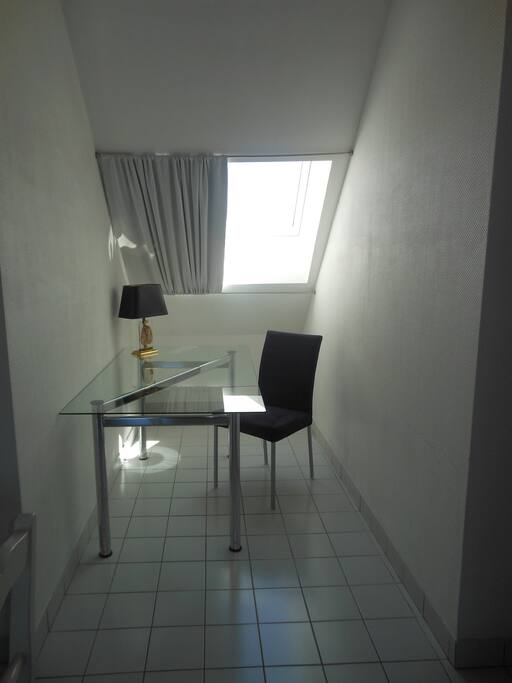Coin bureau/Work area with desk