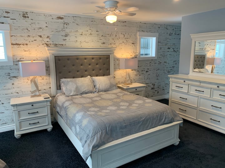 Dhomë gjumi kryesore në katin e poshtëm.