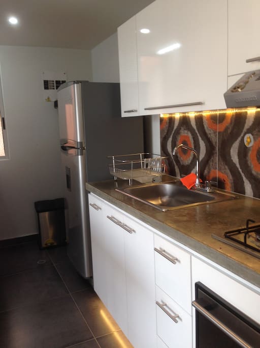 Cocina dotada incorporada a zona de ropas con lavadora digital