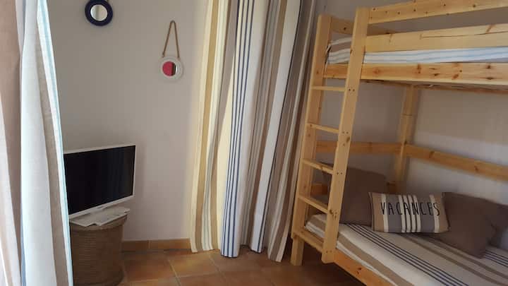 Chambre "Les Petits Matelots"
Кревет на спрат за возрасни.
Спална соба по ред, за подолг престој, идеална за група деца или млади луѓе.
Пристап до терасата за стаклена лизгачка врата, каде што е тениската маса