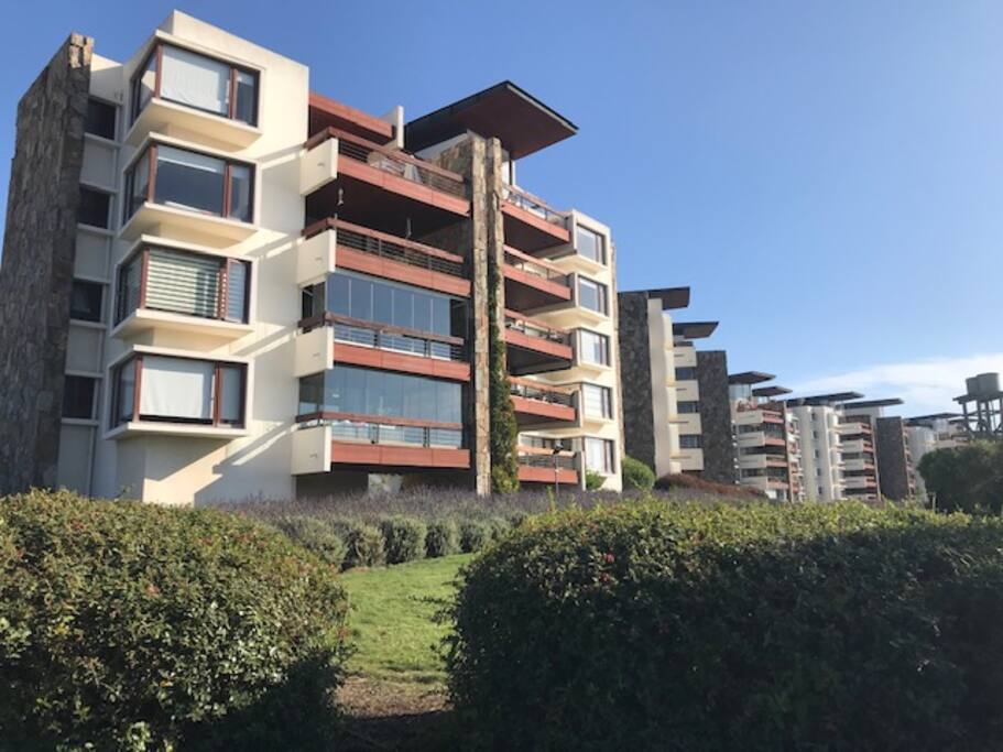 Departamento en primer piso en altura, cerrado con vidios venta libre y con opcion de mantener abierto o cerrado. Hermosa vista a jardines y mar