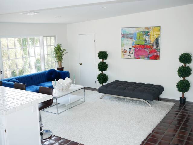 Top Floor.10% OFF! No shared walls!Super Bright. gallery image 2