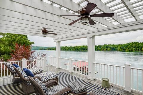 Luxurious Waterfront Estate/Sleeps 12 Guests!