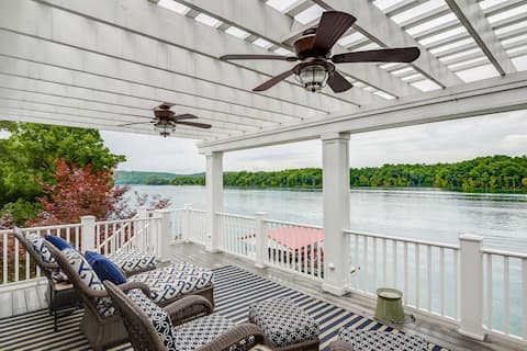 Luxurious Waterfront Estate/Sleeps 12 Guests!