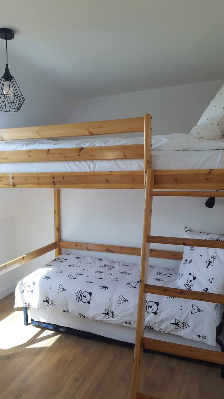 спална соба 3 мезанин 140 и 2 кревета 80
можност 160