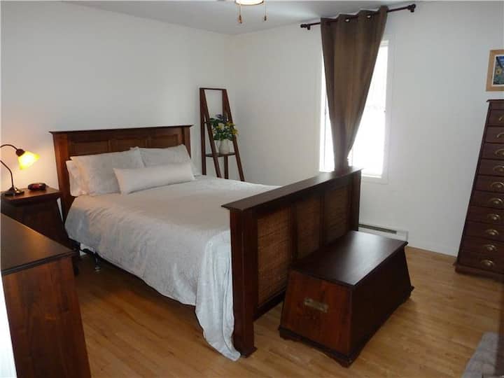 חדר עם מיטת קווין סייז