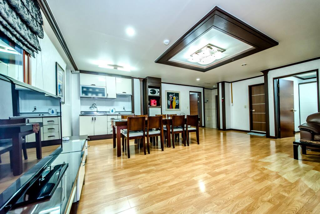 Spacious Living & Dining Kitchen Room