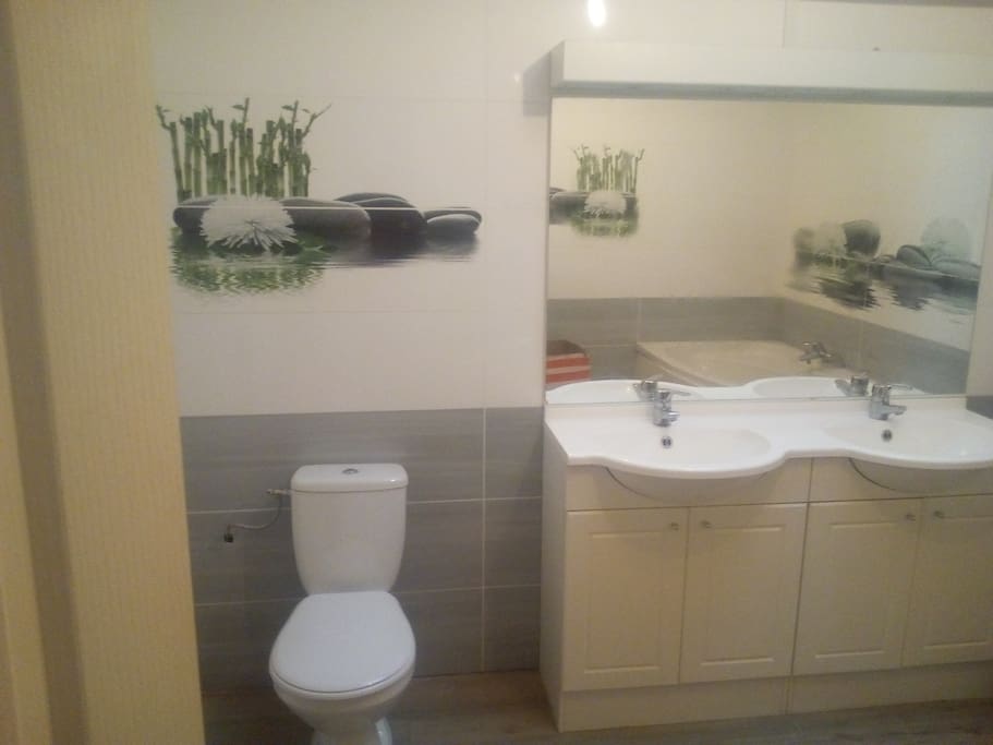 salle de bain commune au 4chambres