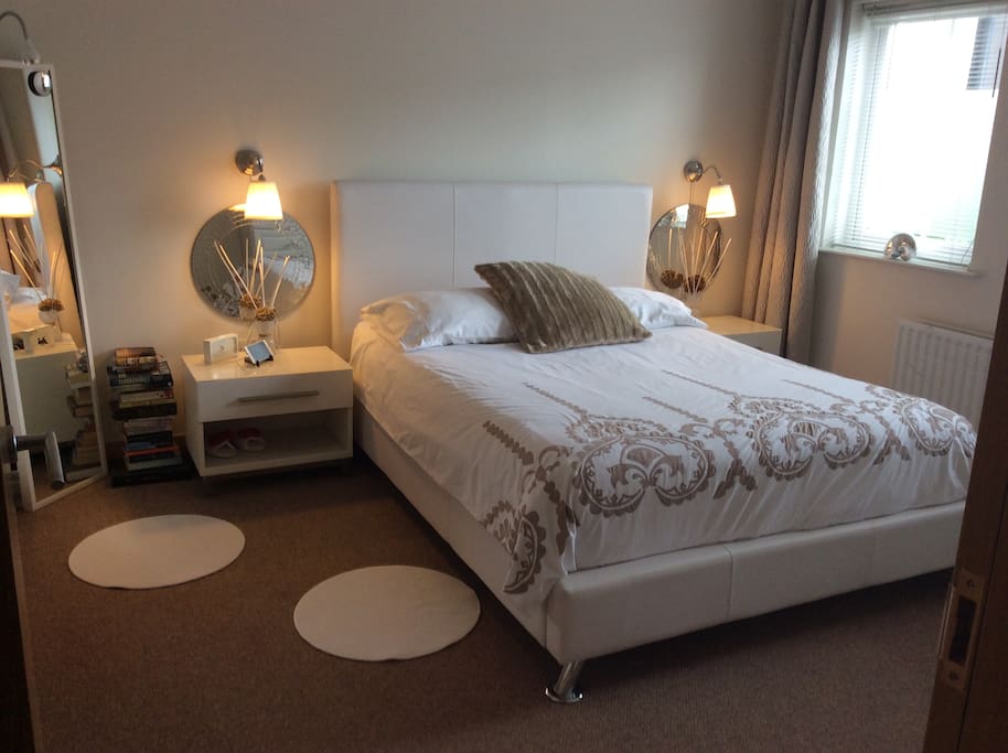 Master Bed (Queen or UK King) with ensuite bathroom