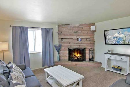 Cozy 2 BR home walking distance to The Nugget