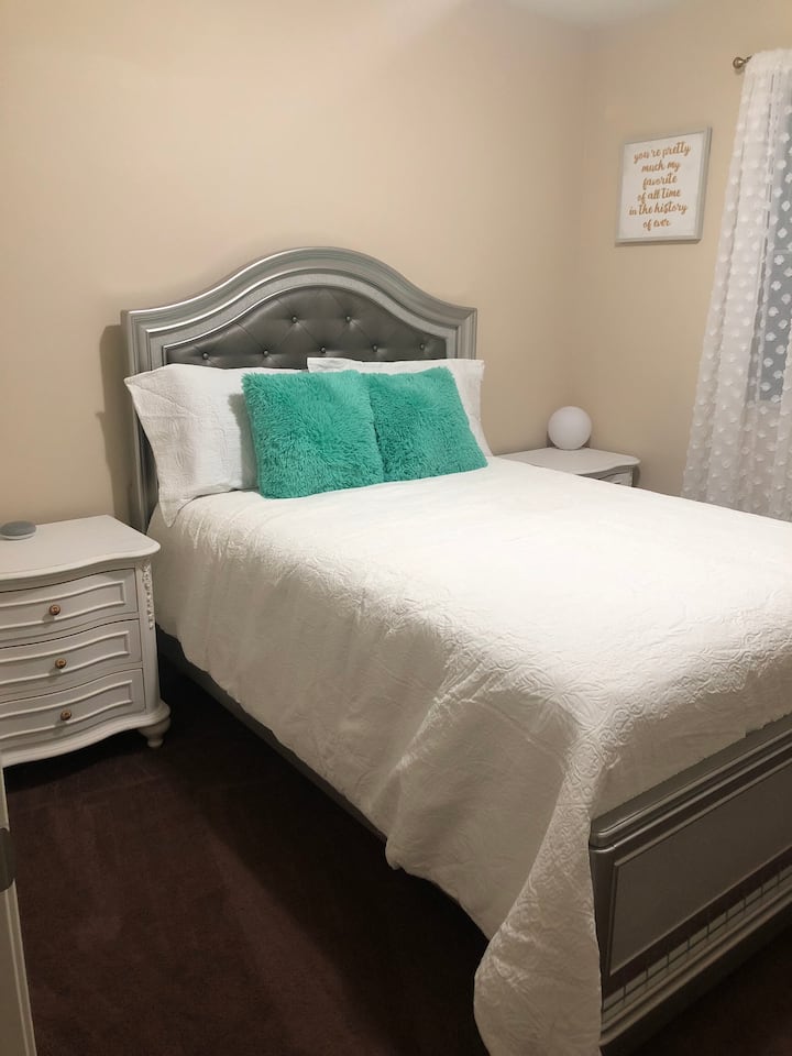 Стая №3
• Легло в пълен размер
• Телевизор с Firestick
• Земно кълбо, променящо цветовете
• Лично бюро за лаптоп 