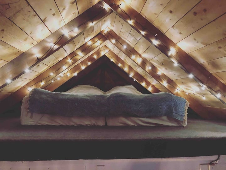 When the night falls over Swan Bay you can cuddle up at this cozy loft.