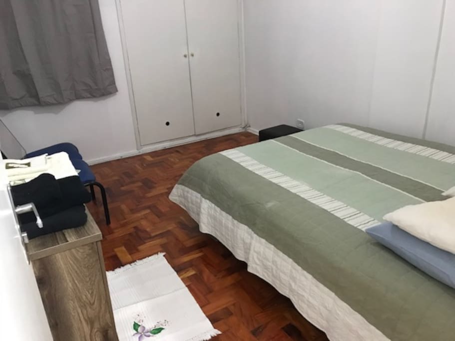 Quarto cama de Queen, equipado com roupa de cama, toalhas, armário e bem amplo. Janela com black-out.