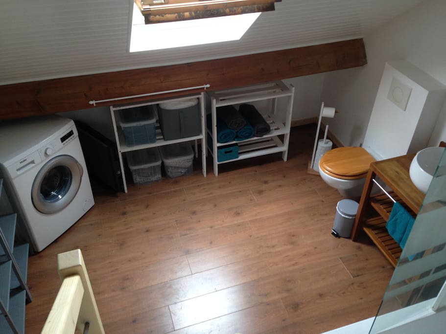 Salle de bain attenant à la chambre (un rideau sépare la chambre de la salle de bain )