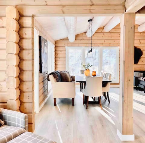 Luxurious skiin-skiout family cabin w/jacuzzi