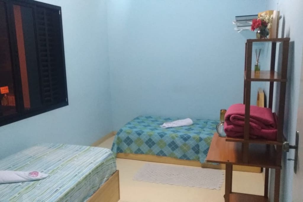 2 camas em quarto compartilhado, perto do banheiro e no segundo piso.