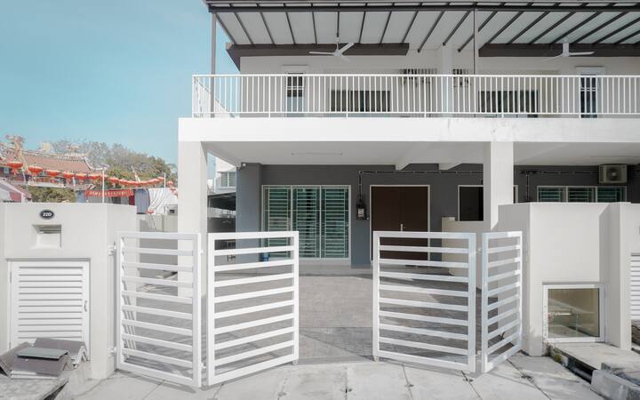 Spacious Landed House 5BR for 18pax near Queensbay - Houses for 