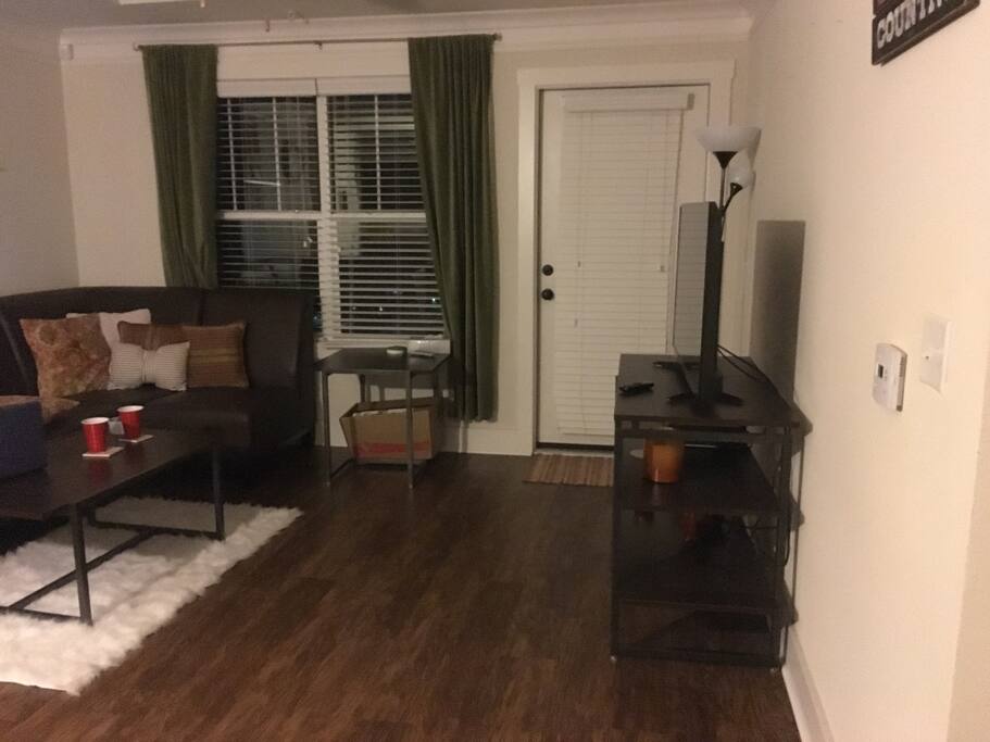 Living room/tv space