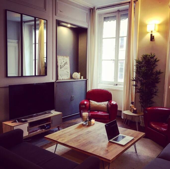 Le salon, parlons en... spacieux et fonctionnel, sa grande table en chaîne desservira aisément tout les convives qu ils soient assis dans le fauteuil ou dans le canapé, tout le monde profiteras d un moment de partage et de rigolade ! Notez cepandant pour les plus cinéphiles , que Netflix est à votre disposition ! Amusez-vous bien :)