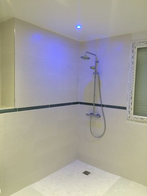 Se détendre avec une bonne douche pendant un voyage, rien de mieux.
