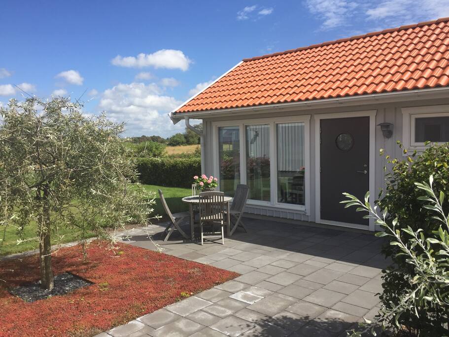 Uteplats i direkt anslutning till gästhuset