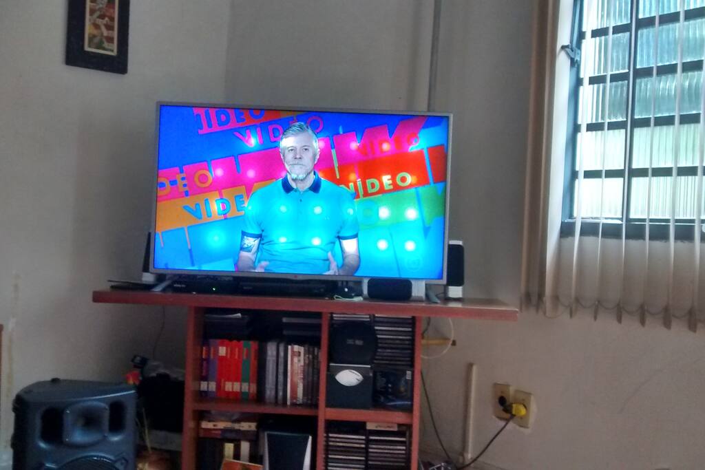 TV a cabo na sala de estar.