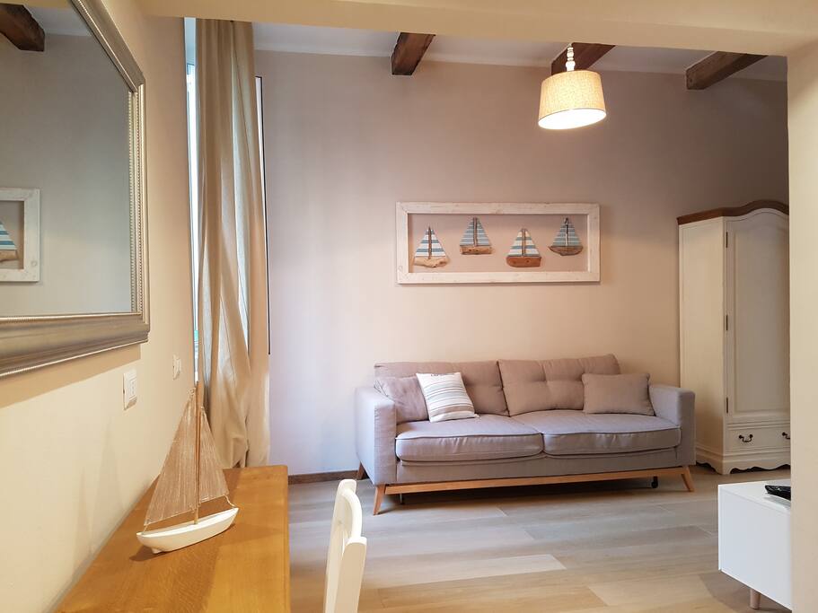 Zona giorno con affaccio su giardino - Living area with garden view - Salon avec la vue sur jardin