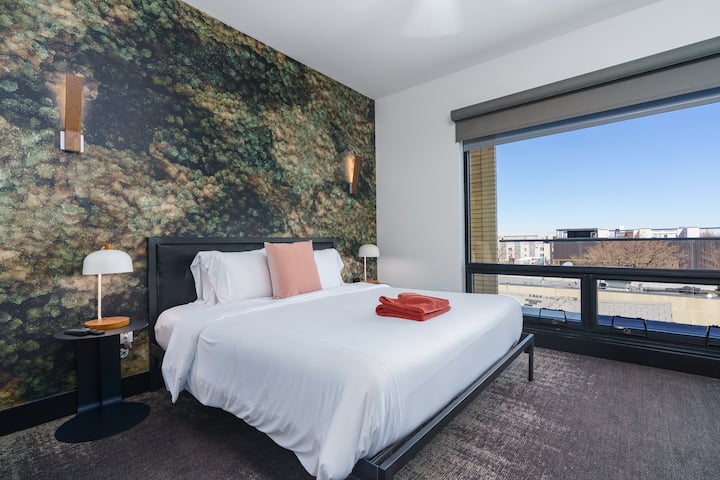 Bedroom w/ King Casper Mattress