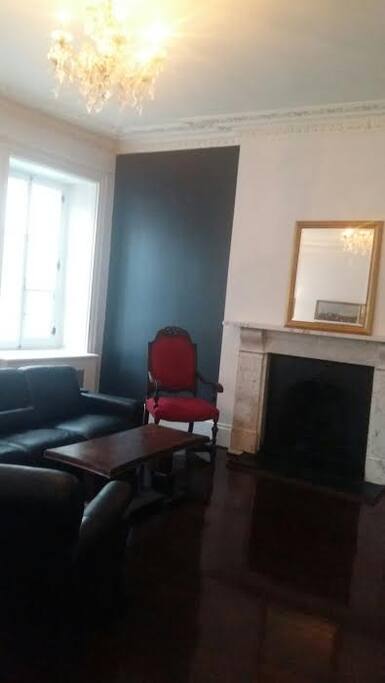 Belle ambiance, avec foyer décoratif, style époque