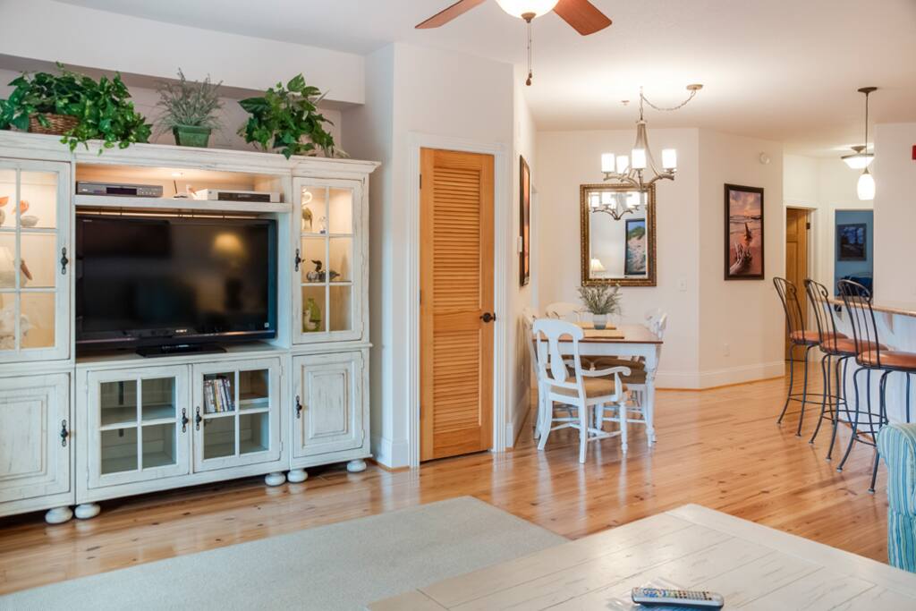 VP203: Ritzy Roost | Living
