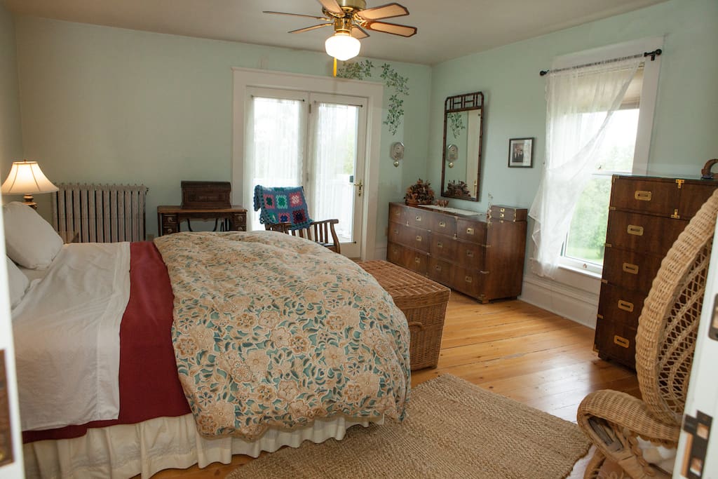 King size bed, en suite bath featuring claw-foot tub with shower. Deck access, ceiling fan