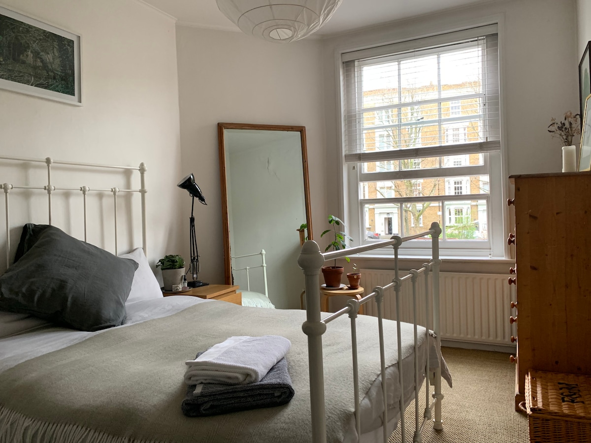 Dormitorio doble trasero (orientado al este)