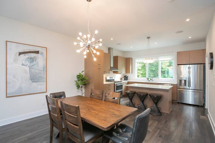 2 NEW homes! Sleeps 22! 5 minutes to Broadway & DT gallery image 2