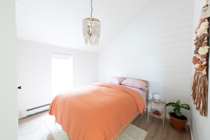 Starboard Bedroom - Queen size, pillow top mattress. Dresser and wall hooks for clothing. Black out blinds.