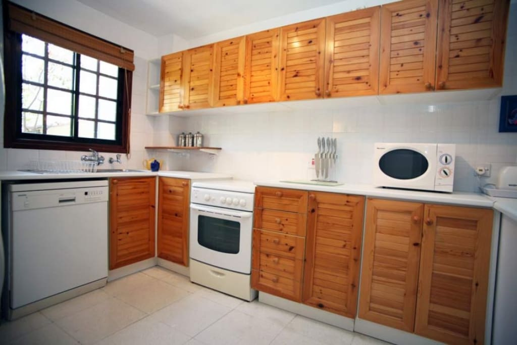 Large Kitchen (1)