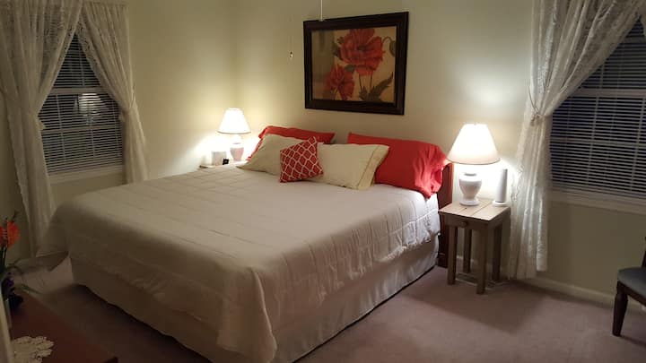 加大双人床主卧套房，配备Tuft和针线床垫