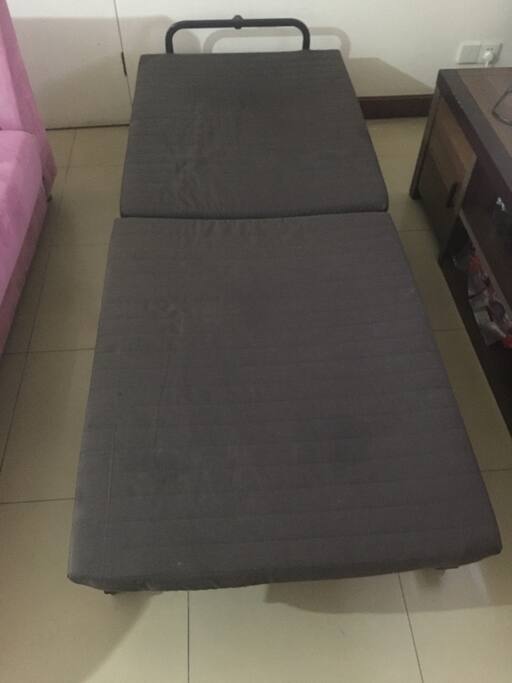 客厅折叠床you will sleep on this bed in the living room