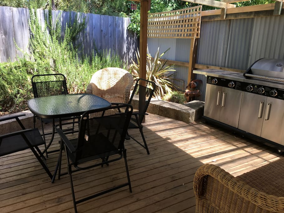 Outdoor kitchen and alfresco dining