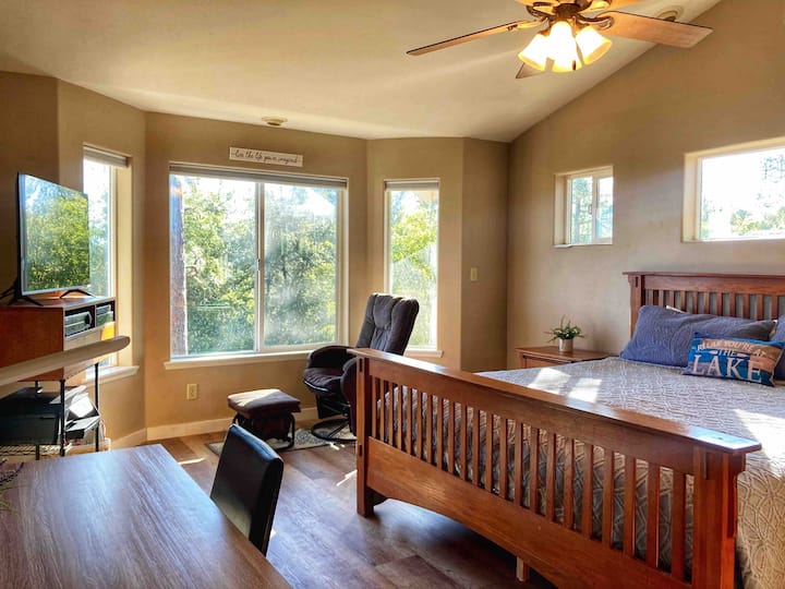 El Capitan is one of two Master Bedrooms. This room includes a Smart TV (Netflix, Amazon, Etc) and Cable (DirectTV).