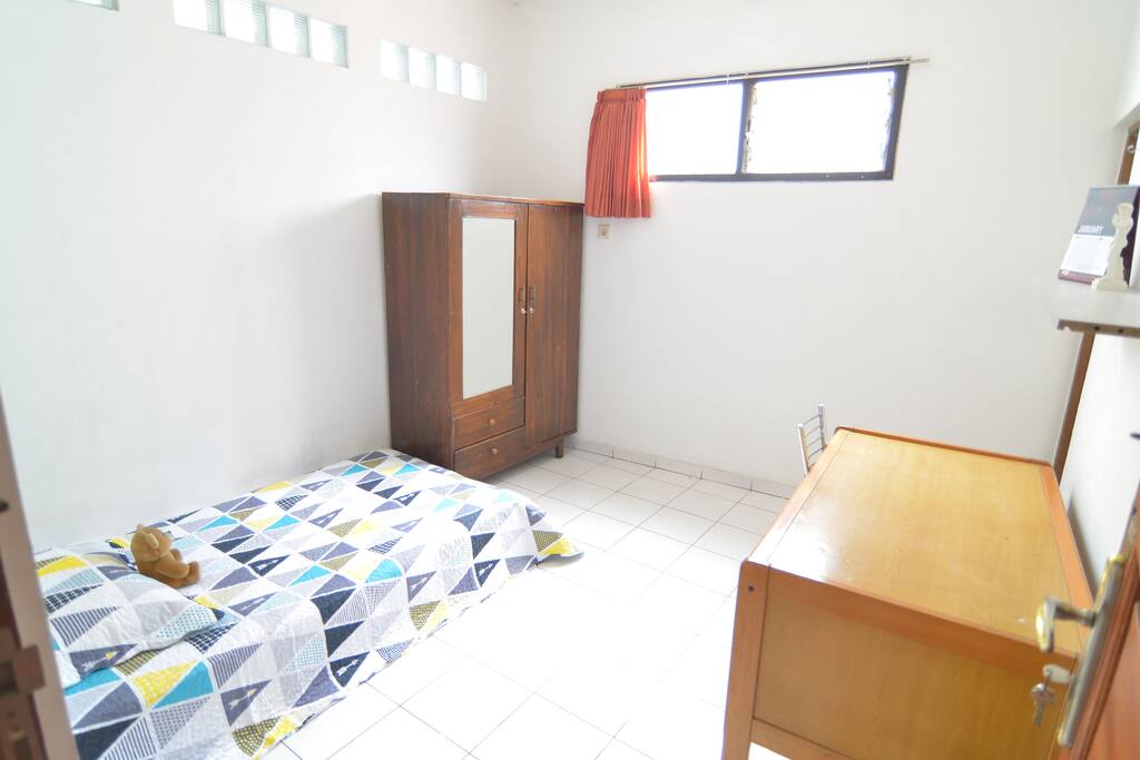Dengan meja, lemari, ranjang spring bed, dan perlengkapan lainnya