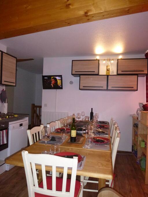 Grande table avec double rallonge pouvant accueillir 10 personnes.